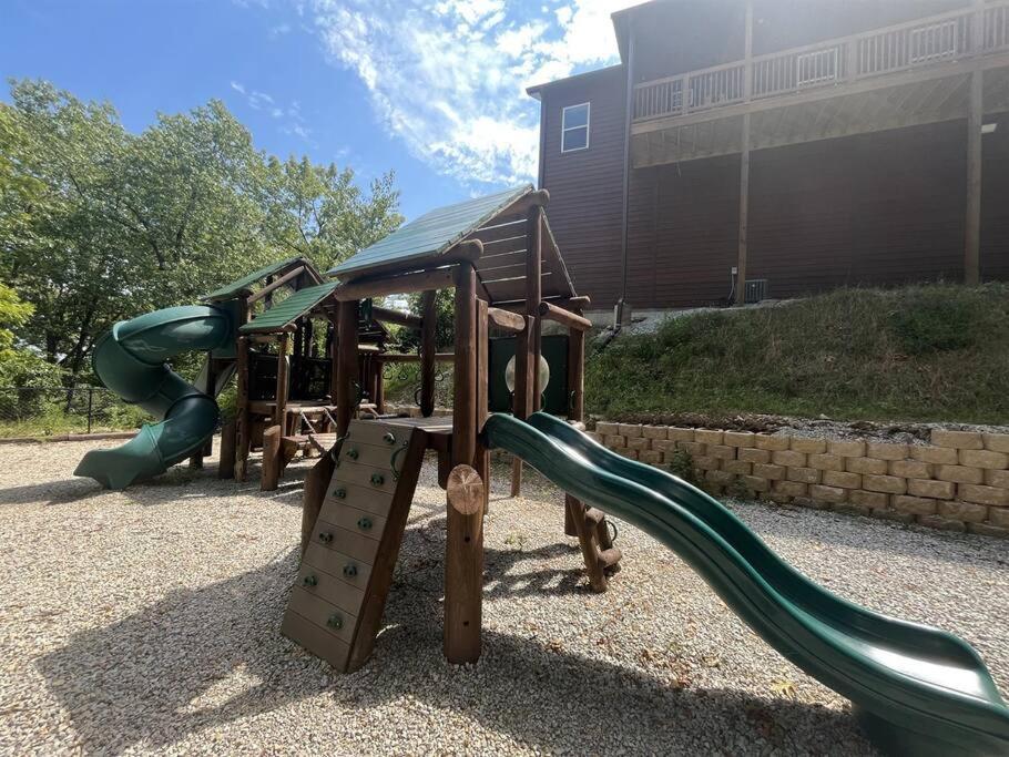Rock And Timber Lodge Branson Exterior photo