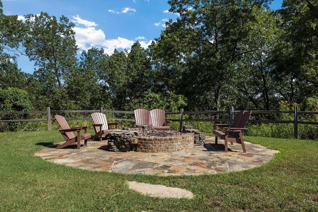 Rock And Timber Lodge Branson Exterior photo
